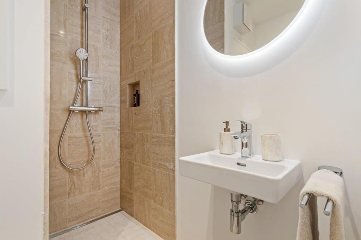 Modern Studio With King Bed, Walk To Attractions Luxemburg Exteriör bild